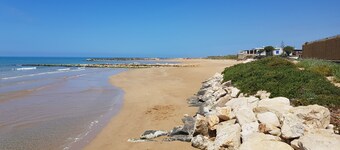 Comfortable villa with pool, close to the beach