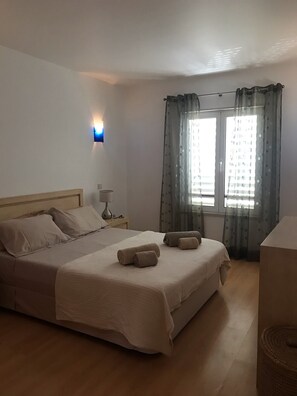 2 dormitorios, tabla de planchar con plancha, wifi gratis y ropa de cama