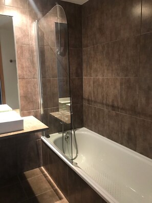 Ducha y bañera combinadas, secador de pelo, bidé y toallas
