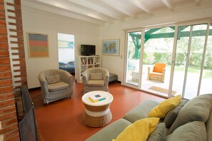 TV connectée, cheminée, lecteur de DVD, table de tennis de table