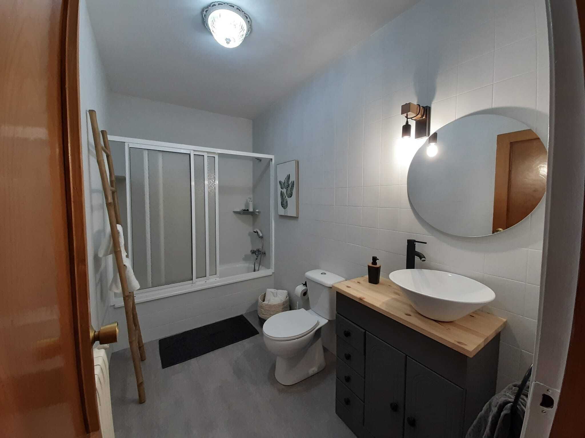 Kombinert dusj/badekar, hårføner, bidé og håndklær
