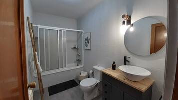 Kombinert dusj/badekar, hårføner, bidé og håndklær