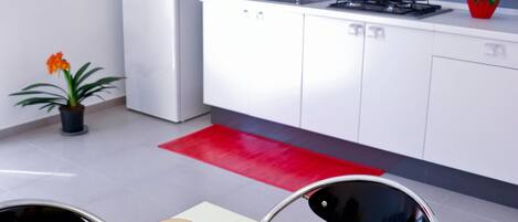 Kühlschrank, Mikrowelle, Kochgeschirr/Geschirr/Besteck