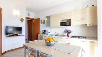 Kühlschrank, Ofen, Geschirrspüler, Esstisch