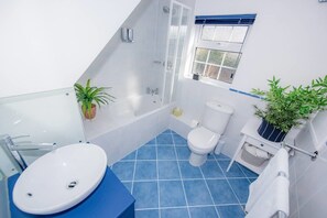 Appartement | Salle de bain | SĂšche-cheveux, serviettes fournies, savon, shampoing