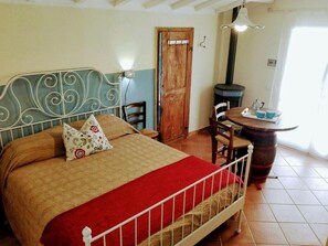 1 sovrum, strykjärn/strykbräda och sängkläder