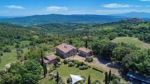 A rural property with a large stone building, a smaller adjacent structure, and a well-maintained garden. - Cozy Cottage (A1) with pool - Le Caldanelle (Civitella paganico, Grosseto)