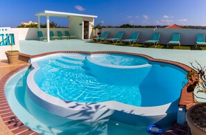 Piscina all'aperto, una piscina a sfioro