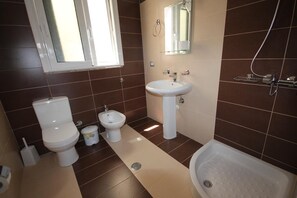 Shower, hair dryer, bidet, towels