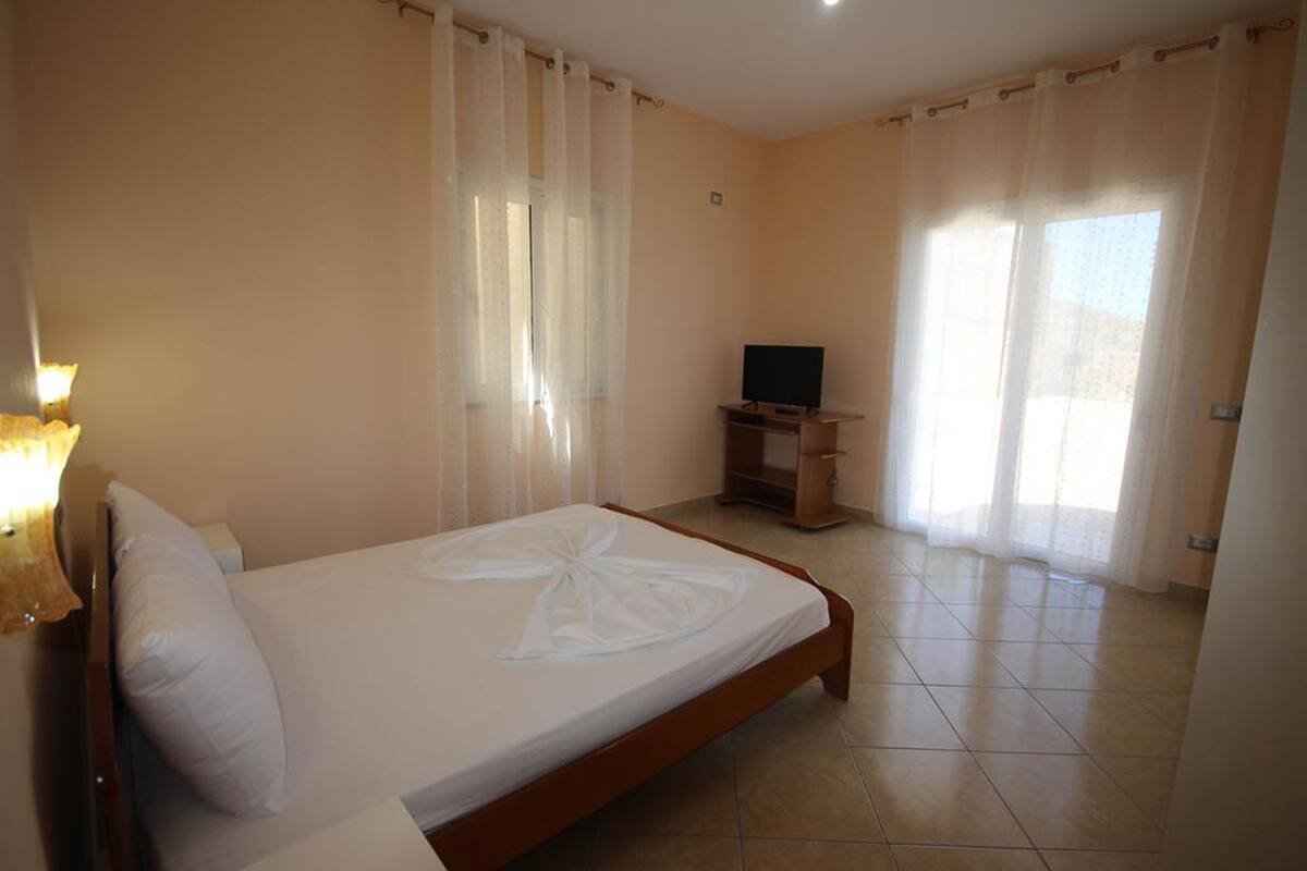 Apartment, 1 Bedroom | 1 bedroom, desk, iron/ironing board, WiFi (free)