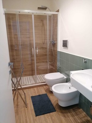 Dusche, Haartrockner, Bidet, Handtücher