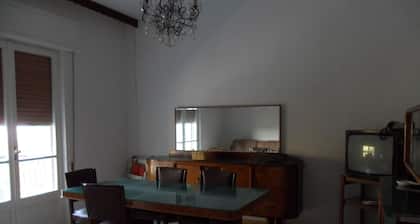 BandB: deux chambres à coucher; salle de bain partagée, cuisine, salon, balcon, parking