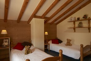 5 bedrooms, desk, iron/ironing board, WiFi