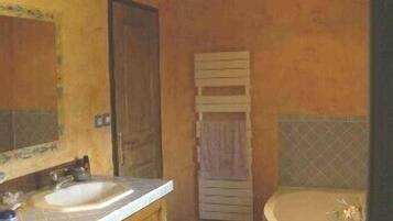 Bañera con ducha, secador de pelo, toallas