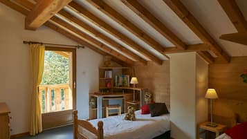 5 habitaciones, escritorio, tabla de planchar con plancha y wifi