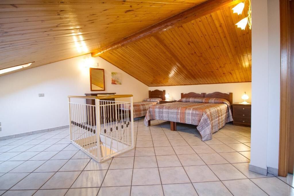 5 bedrooms, desk, iron/ironing board, free WiFi