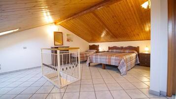 5 bedrooms, desk, iron/ironing board, free WiFi