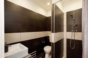 Douche, sĂšche-cheveux, serviettes fournies