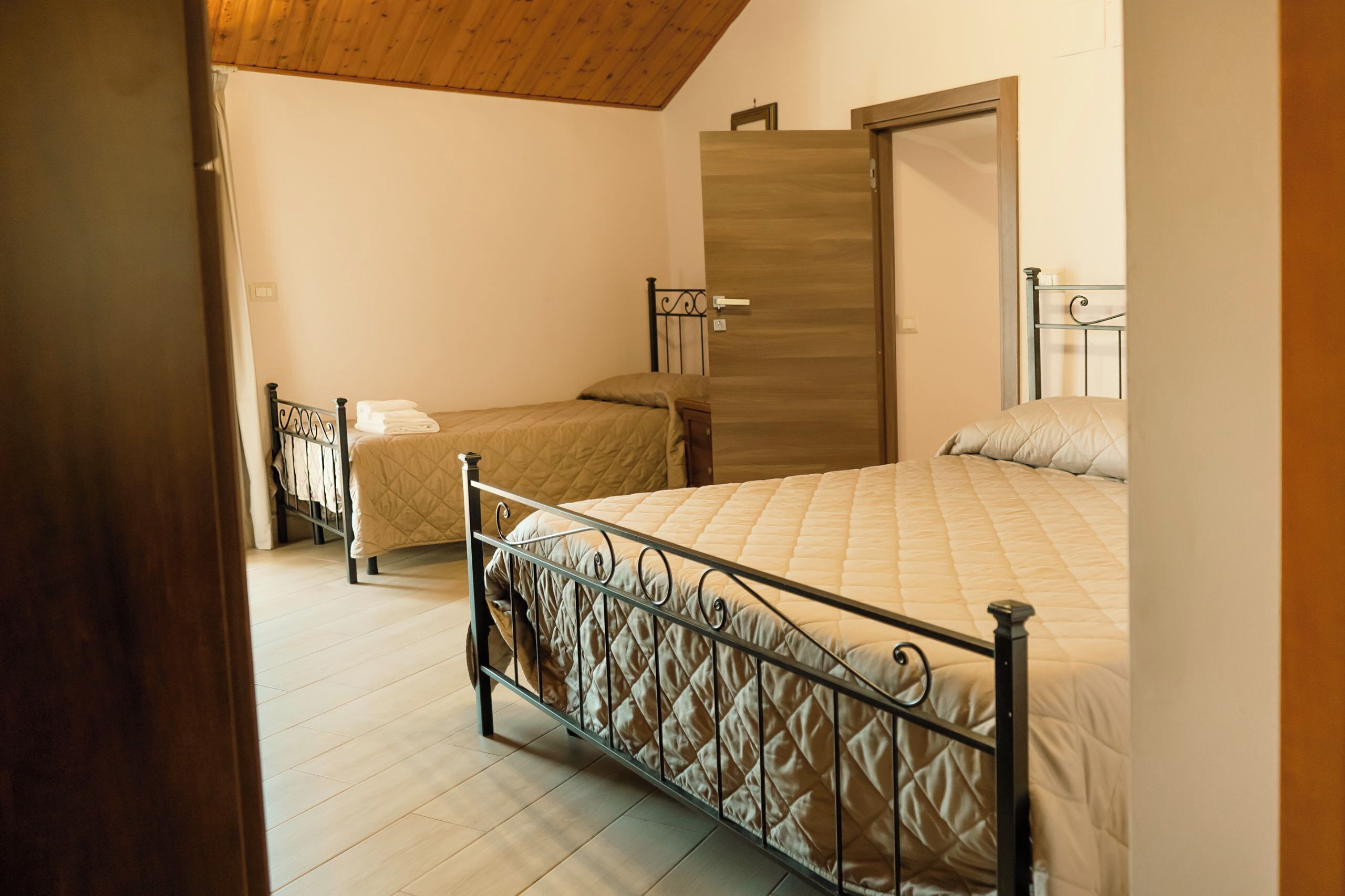 3 makuuhuonetta, silitysrauta/-lauta, ilmainen Wi-Fi