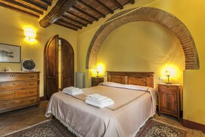 6 bedrooms, iron/ironing board, free WiFi, bed sheets