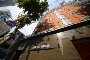 Mặt tiền nơi lưu trú