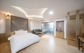 Royal Suite | Egyptian cotton sheets, premium bedding, down comforters - Hotel Midas (Daegu)