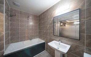 Royal Suite | Bathroom | Free toiletries, slippers - Hotel Midas (Daegu)