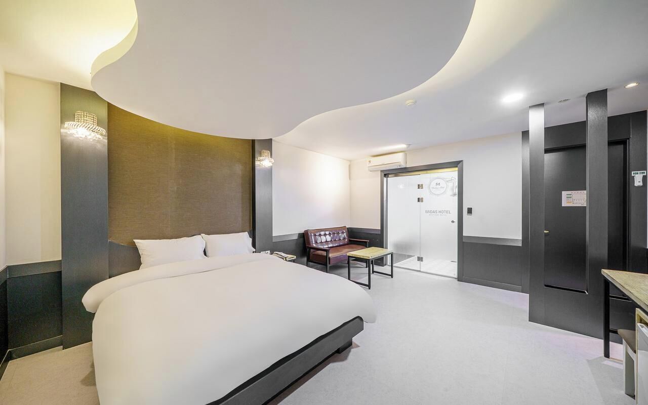 Deluxe Double Room | Egyptian cotton sheets, premium bedding, down comforters