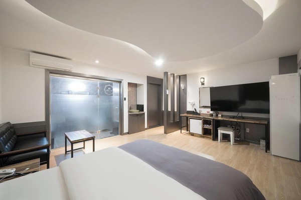 Royal Suite | Egyptian cotton sheets, premium bedding, down comforters