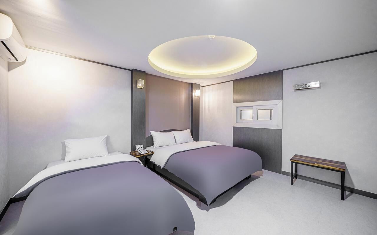 Suite Twin | Egyptian cotton sheets, premium bedding, down comforters