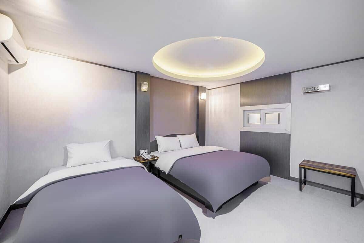 Suite Twin | Egyptian cotton sheets, premium bedding, down comforters
