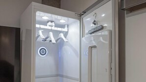 Une salle de bain moderne avec une paroi de verre, un lavabo et un miroir.