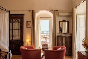 Televisión, chimenea, libros y estéreo