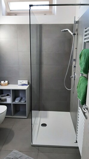 Dusche, Haartrockner, Bidet, Handtücher