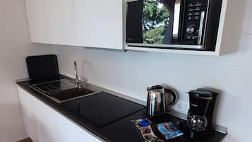 Kühlschrank, Mikrowelle, Herdplatte, Geschirrspüler