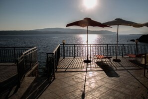 Terrace/patio - Beachfront 2 Bedroom Apartment - Villa Chara (Ammouliani Island)