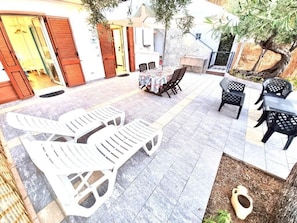 屋外ダイニングエリア