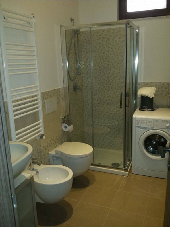 Douche, séchoir à cheveux, bidet, serviettes fournies