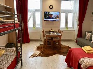 Tabla de planchar con plancha, wifi gratis y ropa de cama 