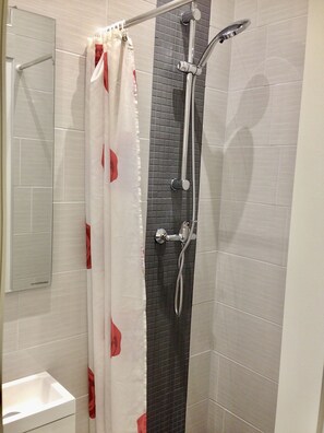 Dusche, Haartrockner, Handtücher, Seife