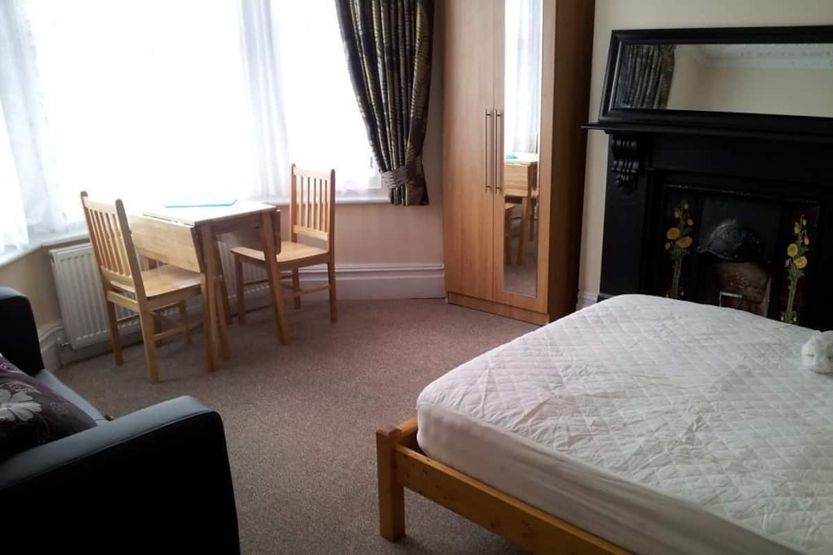 Deluxe Double or Twin Room | Iron/ironing board, WiFi (free), bed sheets