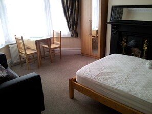 Camera Deluxe con letto matrimoniale o 2 letti singoli | Ferro/asse da stiro, Wi-Fi gratuito, lenzuola