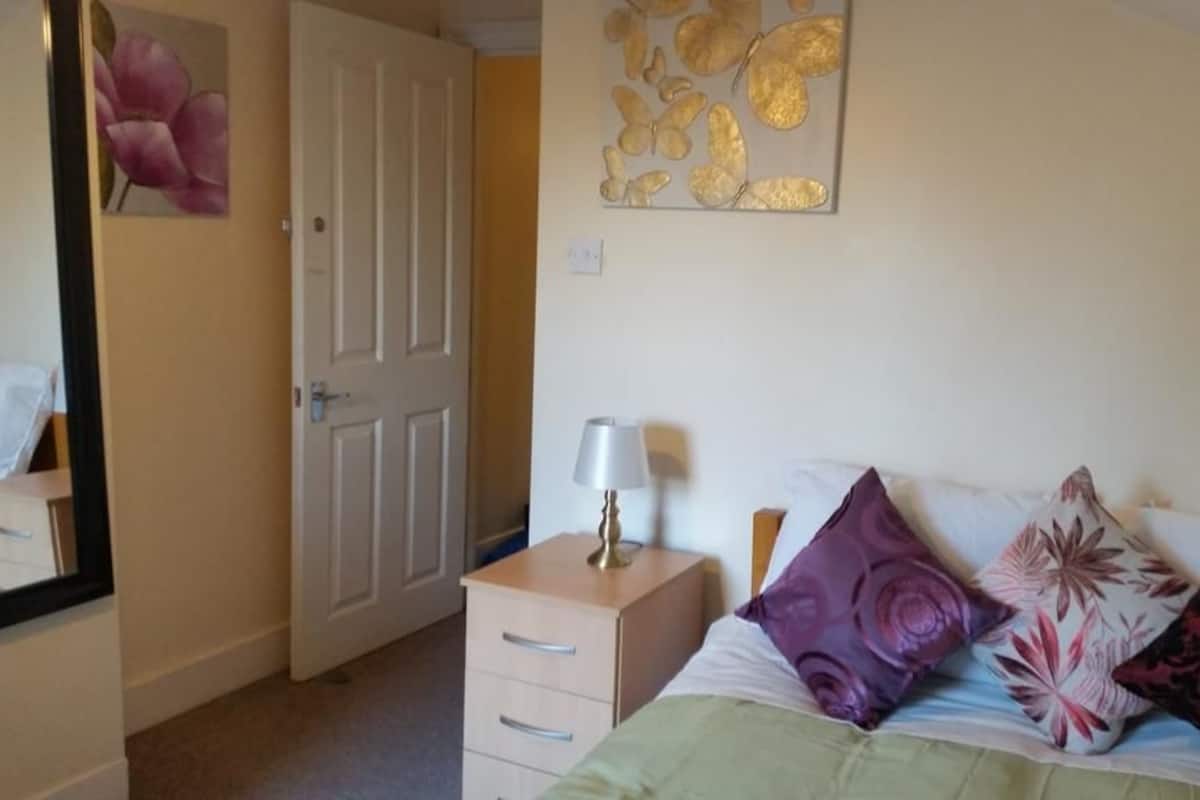 Budget Double Room | Iron/ironing board, free WiFi, bed sheets