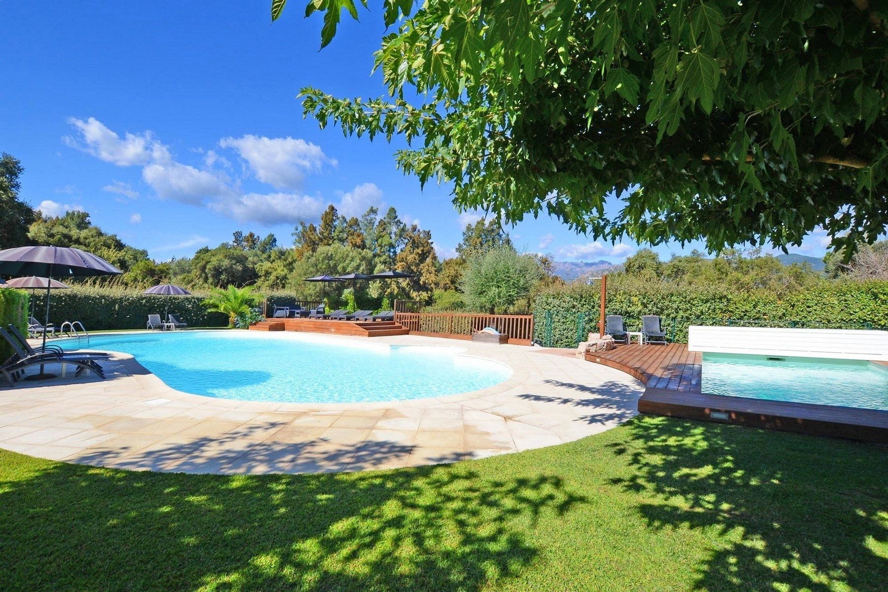2 piscines extérieures, parasols de plage, chaises longues