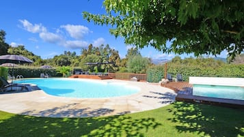 2 piscines extérieures, parasols de plage, chaises longues