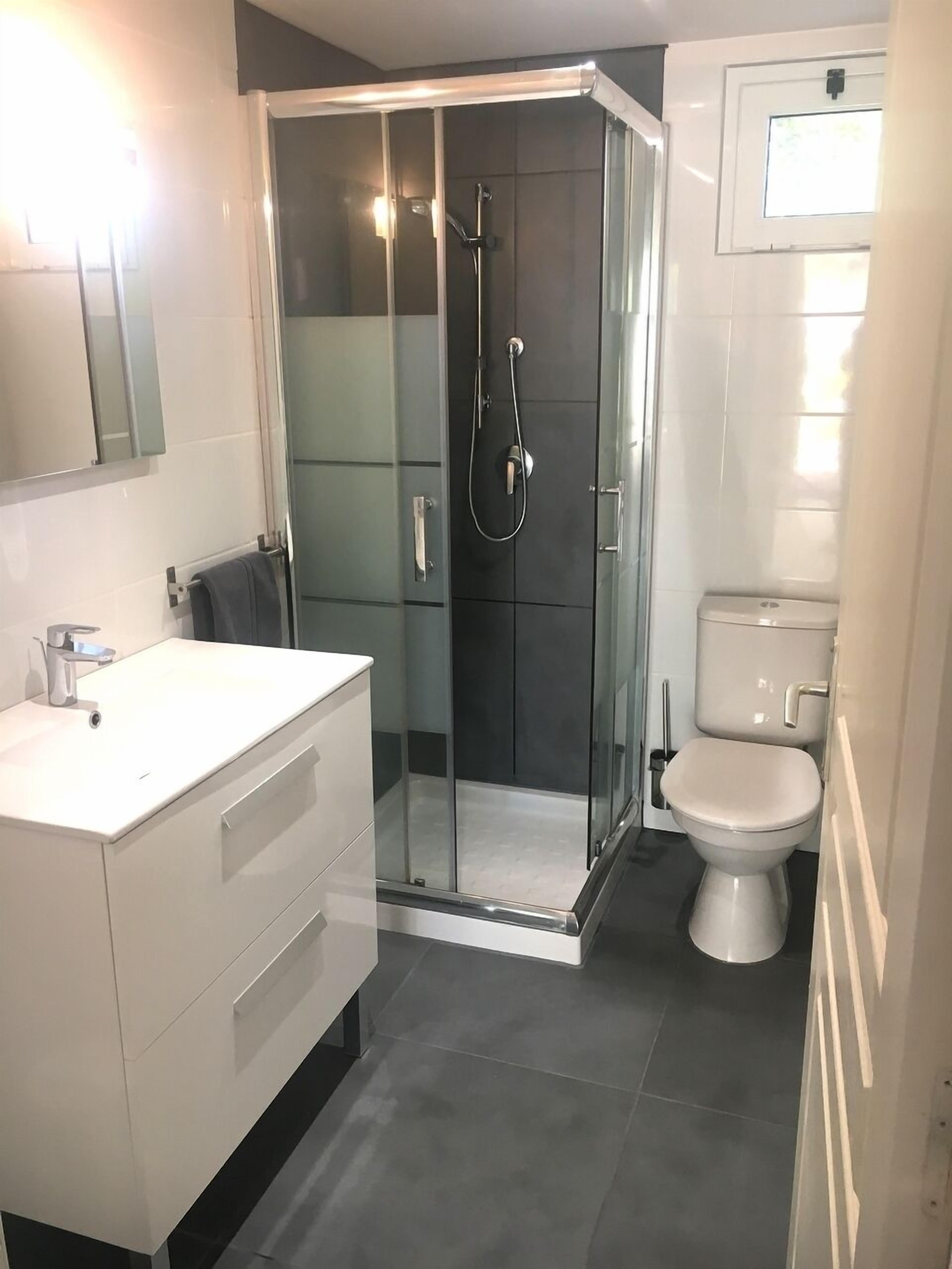 Apartment (P11) | Bathroom | Shower, hair dryer, towels, toilet paper