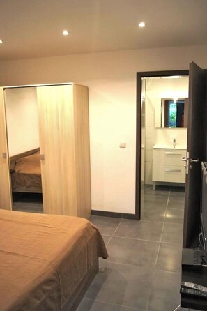 Apartemen (R4) | Didekorasi berbeda-beda dan dilengkapi dengan perabotan berbeda-beda