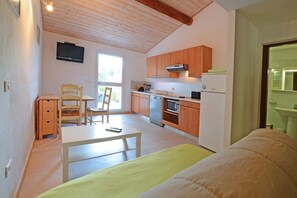 Apartamento (P10) | Área de estar | TV de tela plana 100 cm com canais via satélite, TV