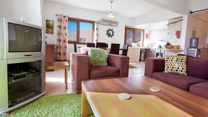 Téléviseur, foyer, lecteur de DVD, livres