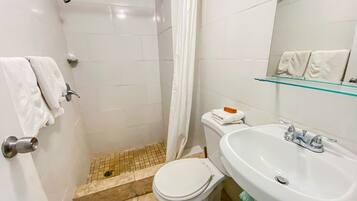 Chuveiro, secador de cabelo, toalhas de banho, sabonete